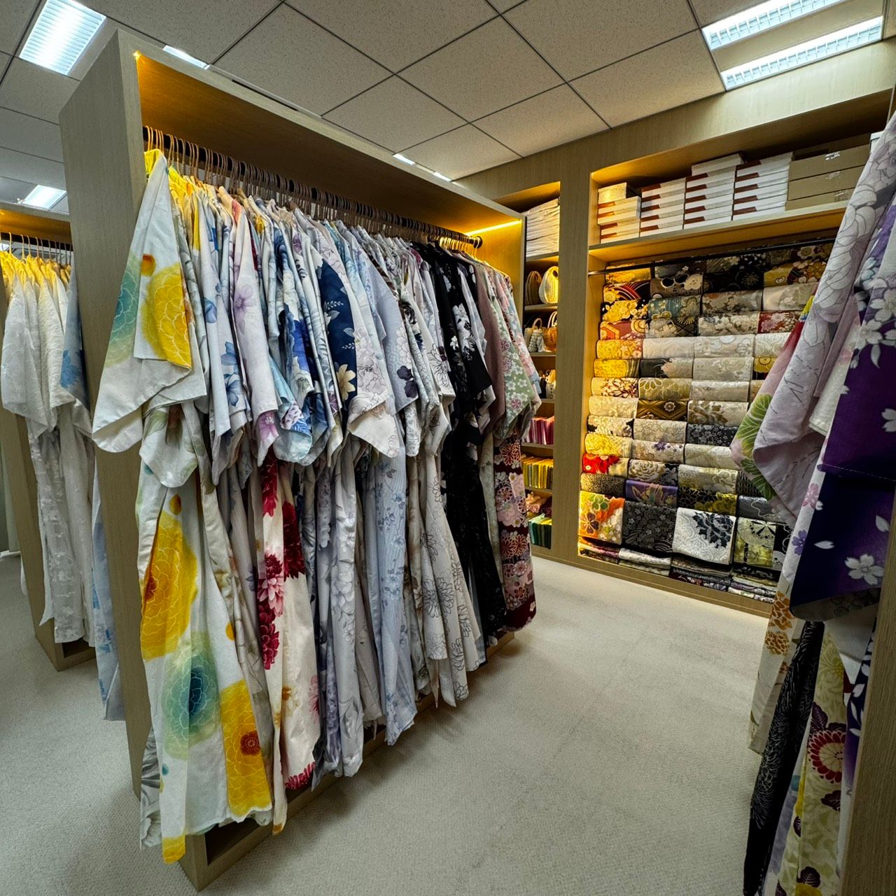 手ぶらで来店して豊富な浴衣から選べる浅草の浴衣レンタル和装工房雅店内