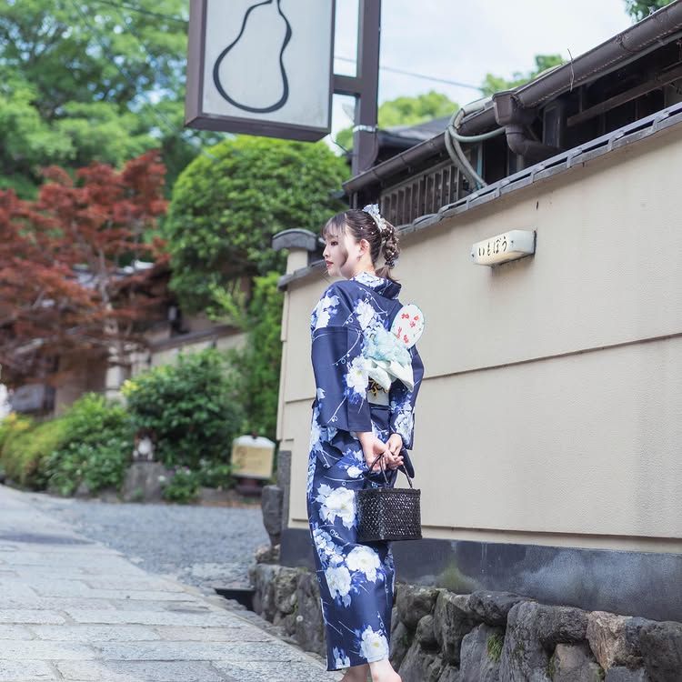 京都・清水寺で浴衣レンタルを楽しむ女性の後ろ姿