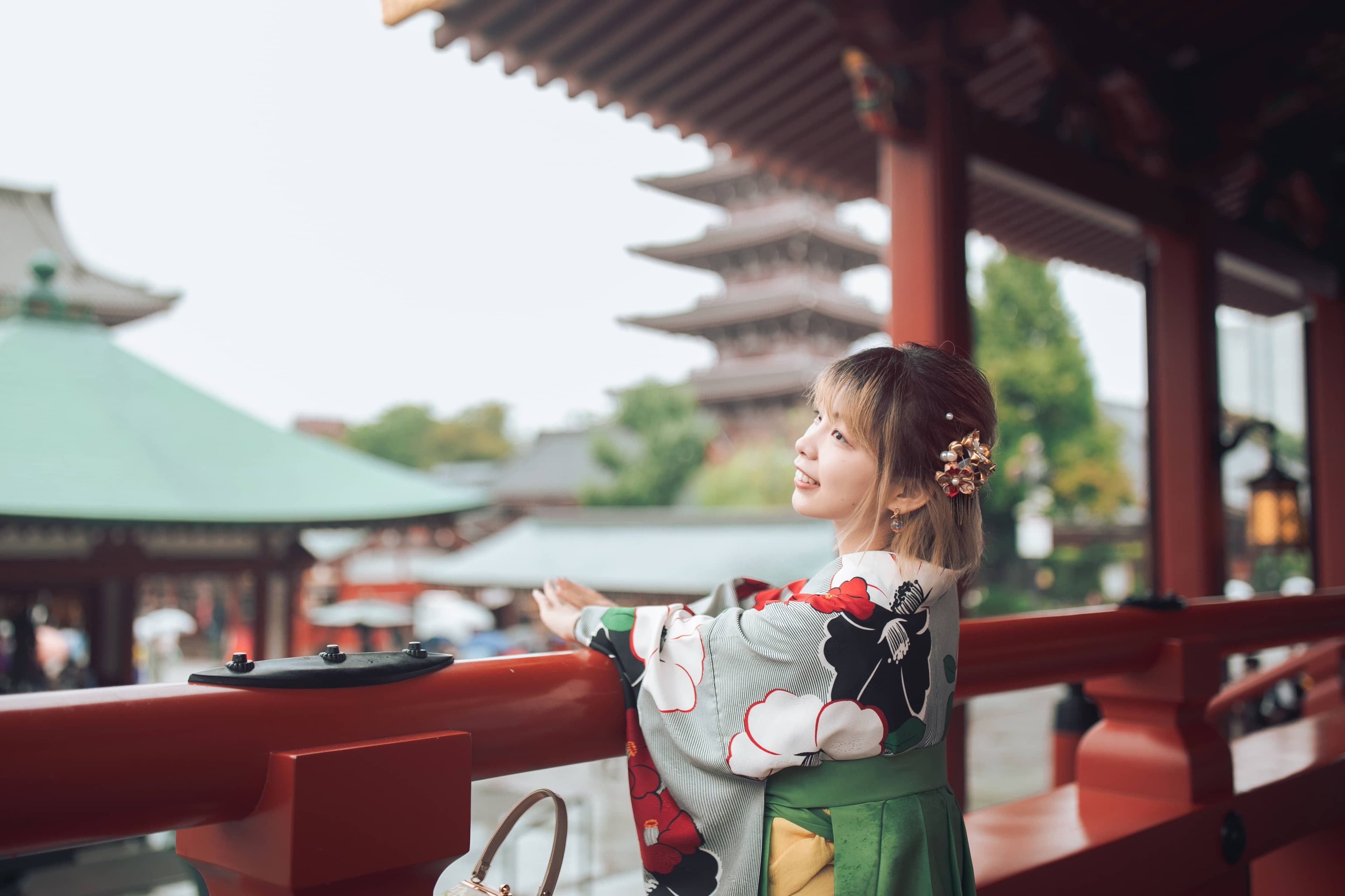 女性穿著日式袴和服,體驗日本傳統服飾與街道散策的樂趣