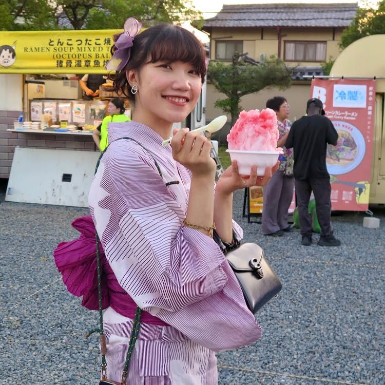 京都・清水寺を散策中に浴衣姿でかき氷を楽しむ女性