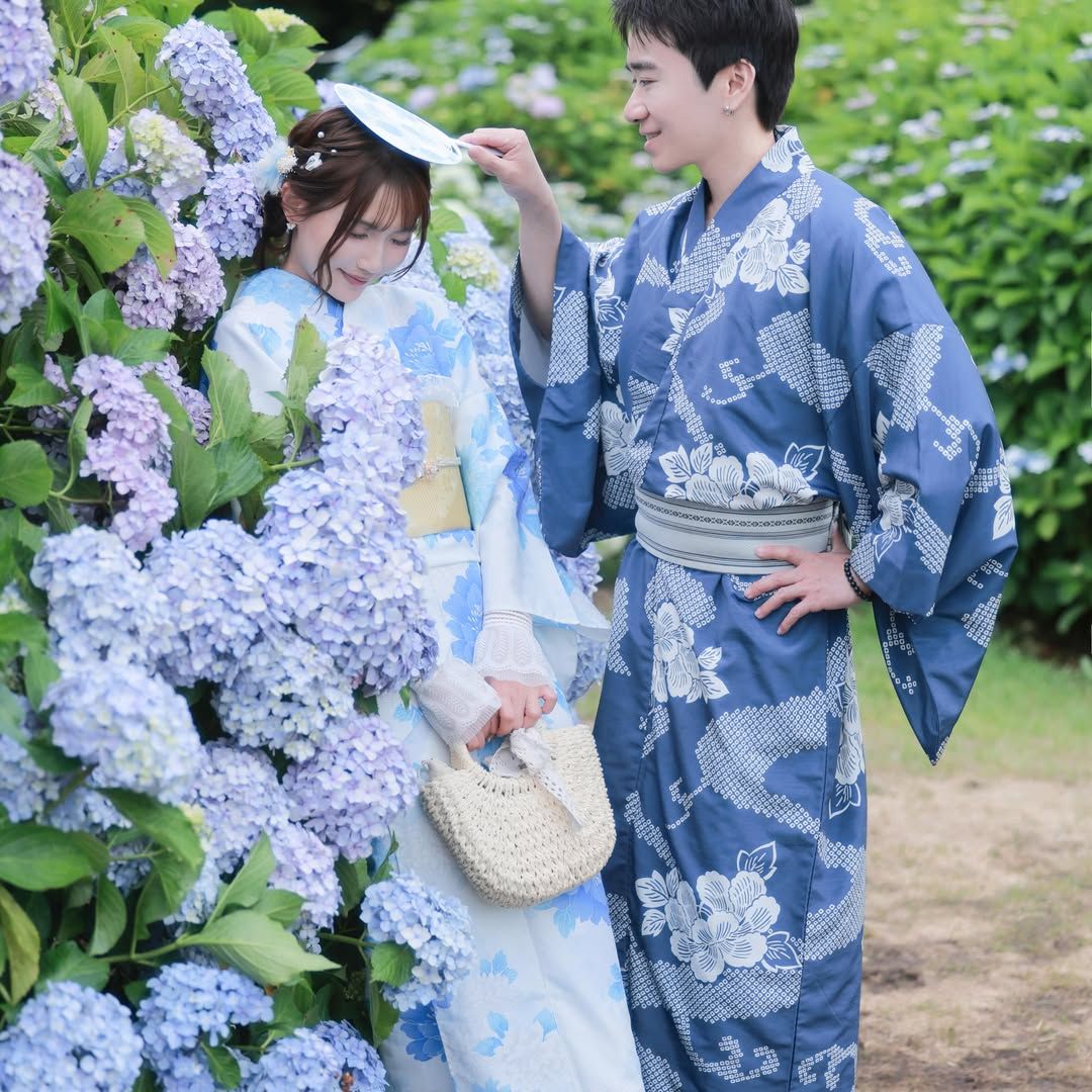 情侶和服約會意境照:一對穿著高質感和服的情侶,整體色彩帶有日系空氣感與浪漫文青濾鏡的全景照。